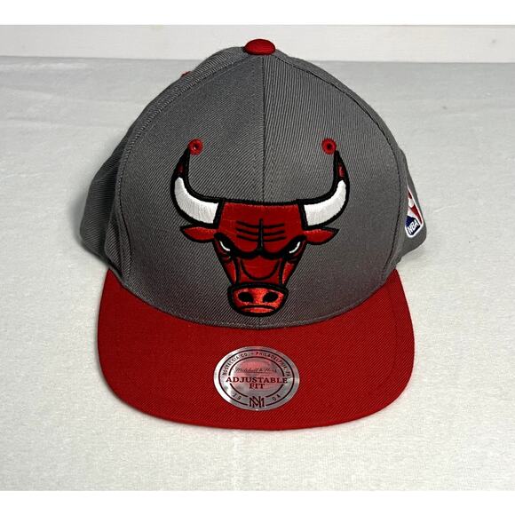NEW Mitchell & Ness Bulls Gray and Red Snapback Hat - Picture 1 of 7
